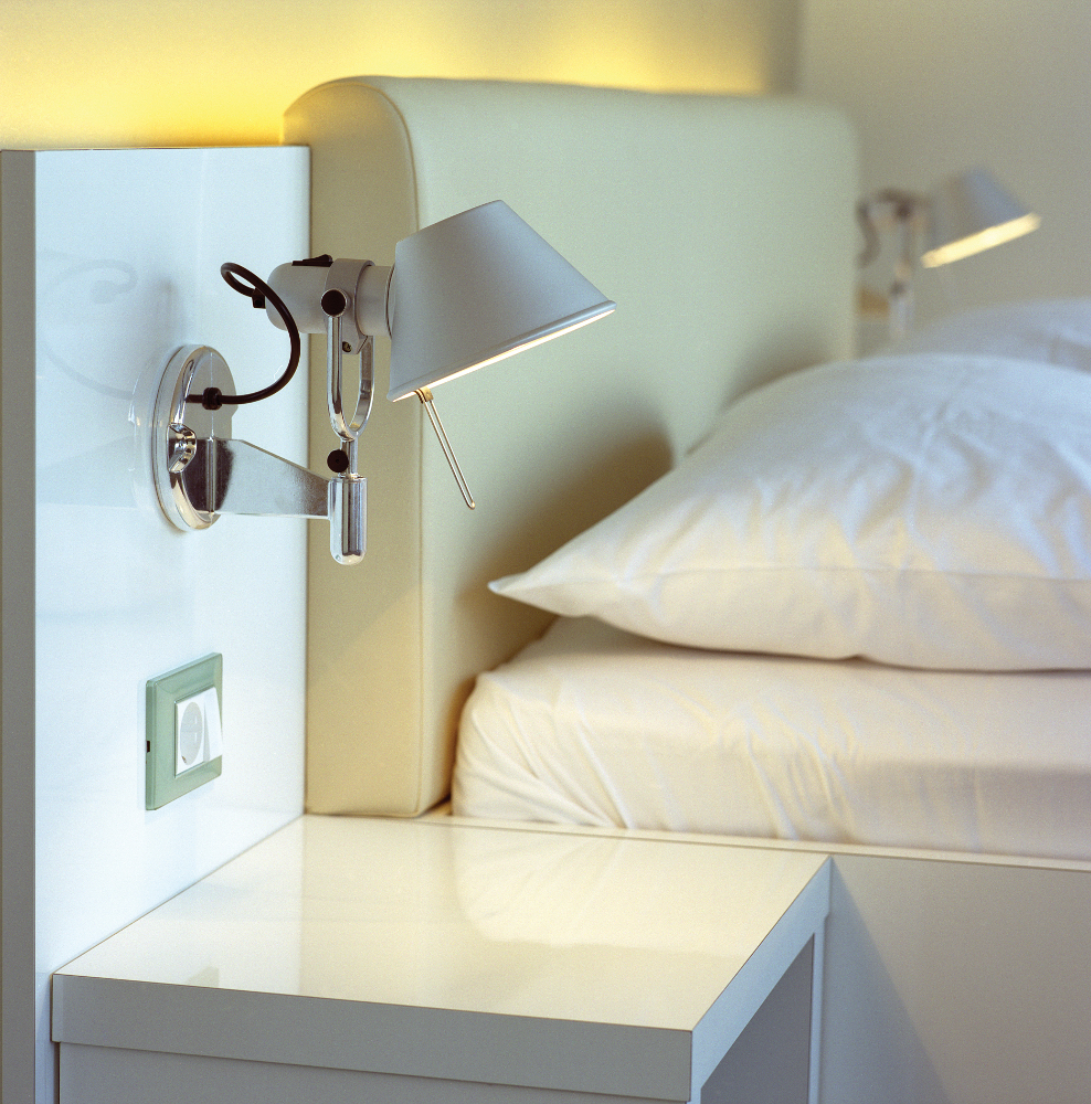 Die Tolomeo Faretto Wandleuchte von Artemide mit beweglichem Leuchtenkopf, erhältlich in poliertem oder eloxiertem Aluminium, ideal für Akzent- und Arbeitsbeleuchtung.