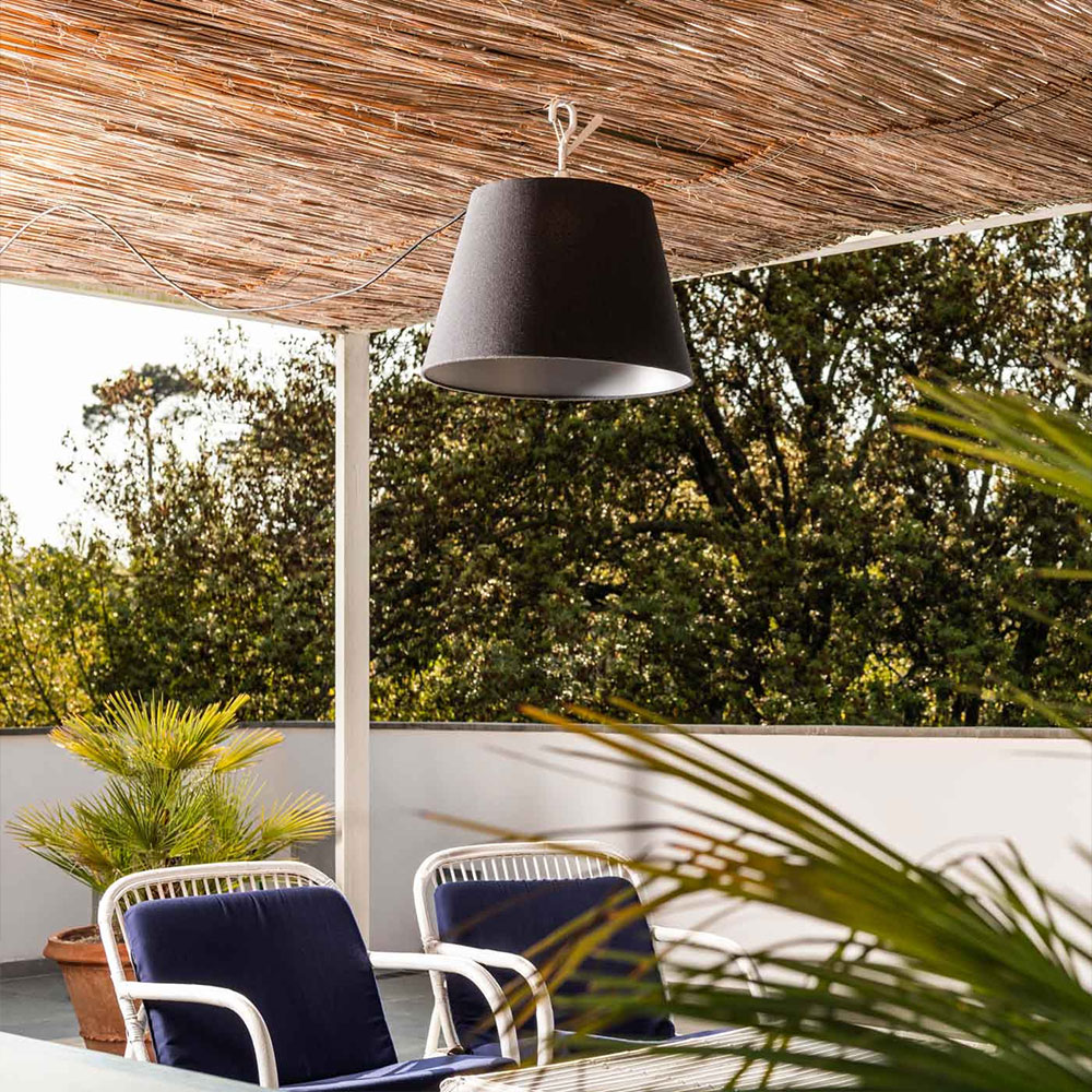 Die Tolomeo Mega Pendelleuchte als beeindruckende Lichtquelle über Esstischen, in Büros, Restaurants oder Lounges – ästhetisch und funktional zugleich.