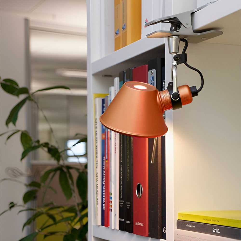 Die Tolomeo Pinza Klemmleuchte mit beweglichem Leuchtenkopf, ideal für Leseecken, Küchenarbeitsflächen und flexible Home-Office-Beleuchtung.