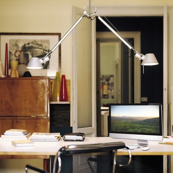Die Tolomeo Due Bracci Deckenleuchte – eine stilvolle Leuchte mit zwei unabhängig verstellbaren Armen und wählbaren Schirmgrößen, ideal für flexible Beleuchtung in großen Wohn- und Arbeitsbereichen.