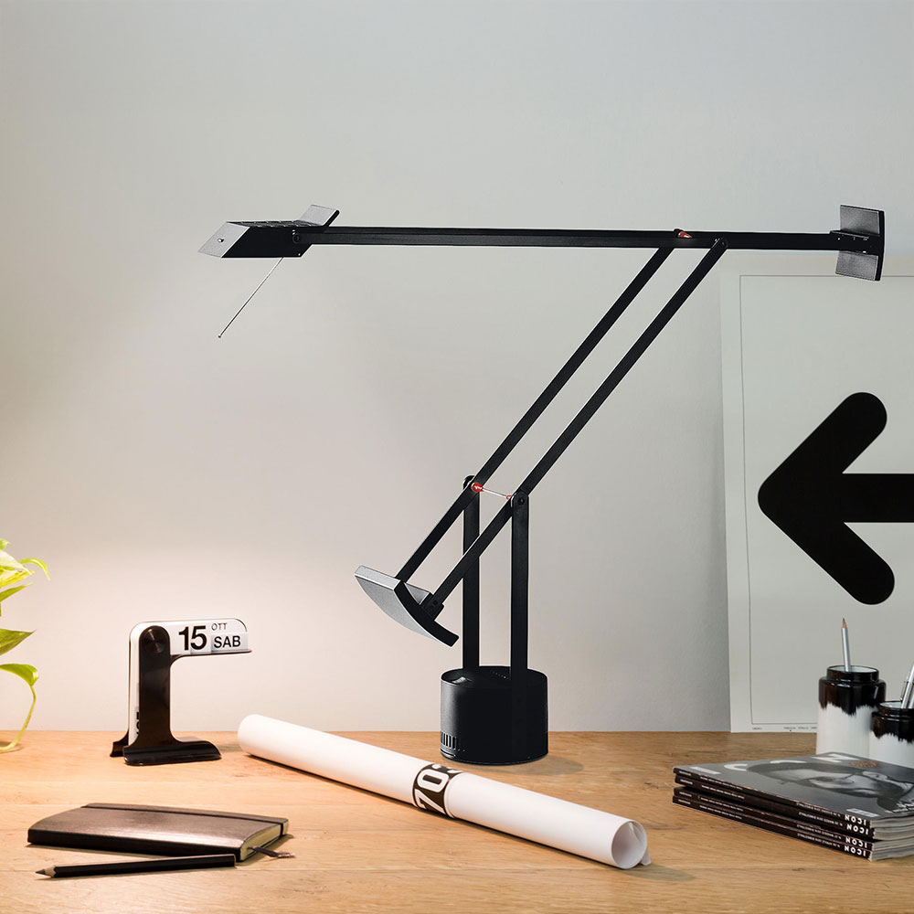 Artemide Tizio Schreibtischleuchte  bei lampenonline.de. Ein besonderer Meilenstein war die 1972 von Richard Sapper entworfene Tizio, die schnell zu einem Designklassiker wurde.
