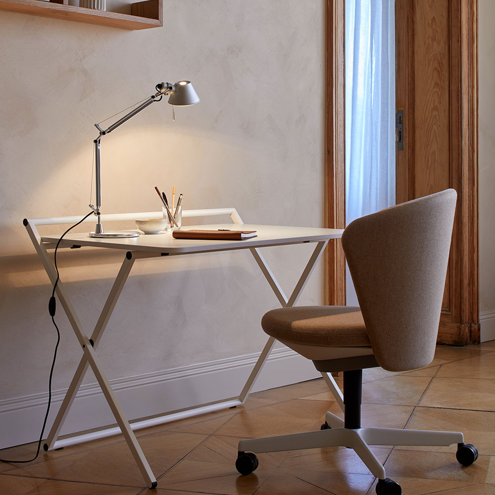 Artemide Tolomeo Micro Tavolo Tischleuchte mit Fuß – ikonisches Design mit 5-Jahres-Garantie Artemide Tolomeo Micro Tavolo Tischleuchte mit Fuß aus hochwertigem Aluminium, mit langlebiger Mechanik, flexibler Lichtausrichtung und E14-Fassung, inklusive 5-Jahres-Herstellergarantie von Artemide