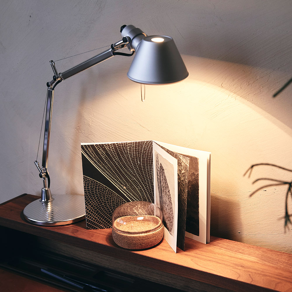 Artemide Tolomeo Micro Tavolo Tischleuchte mit Fuß – klassisches Design mit Kabelschalter Artemide Tolomeo Micro Tavolo Tischleuchte mit Fuß in klassischem Tolomeo-Design, verstellbaren Armen, schwenkbarem Leuchtenkopf und Kippschalter am Kabel, geeignet für E14-Leuchtmittel