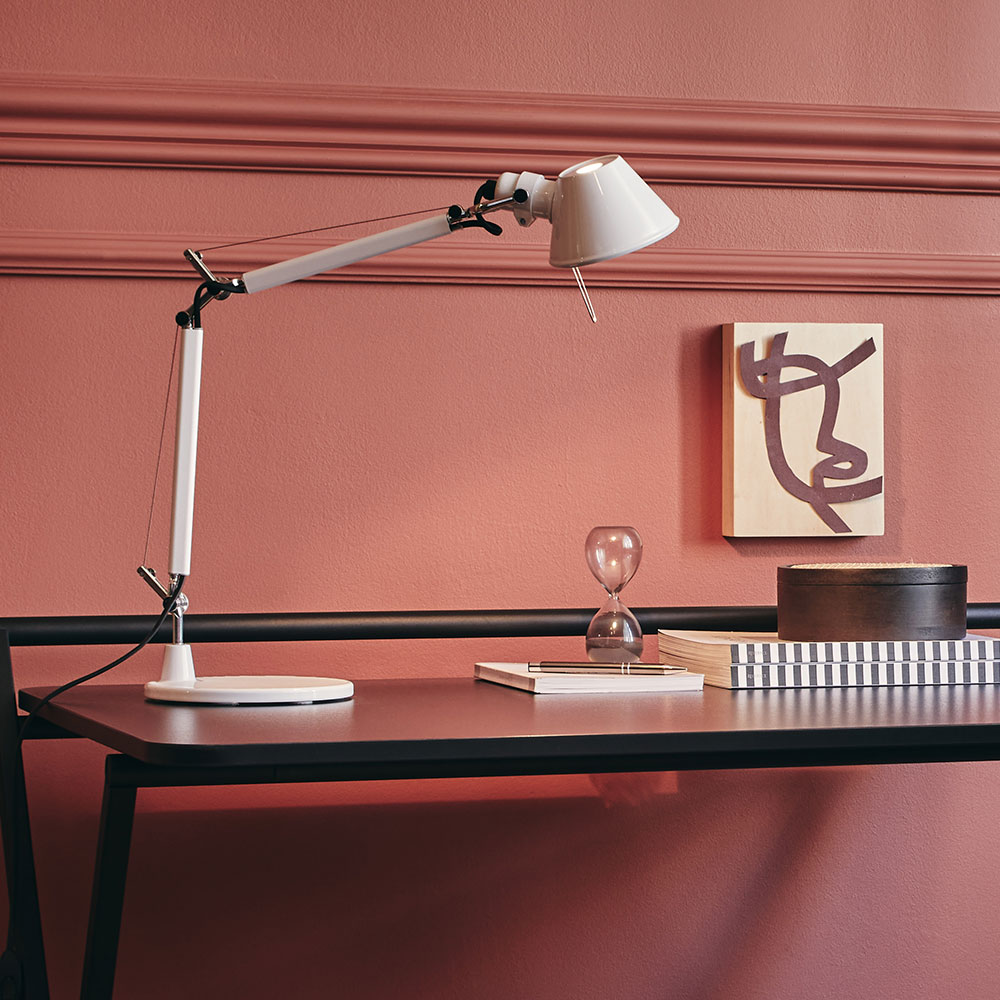 Artemide Tolomeo Micro Tavolo Tischleuchte mit Fuß – ideale Leseleuchte für Wohn- und Arbeitsbereiche Artemide Tolomeo Micro Tavolo Tischleuchte mit Fuß als kompakte Lese- und Akzentleuchte für Wohnzimmer, Schlafzimmer oder Home-Office, mit gerichtetem blendarmem Licht und E14-Fassung für energieeffiziente LED-Leuchtmittel
