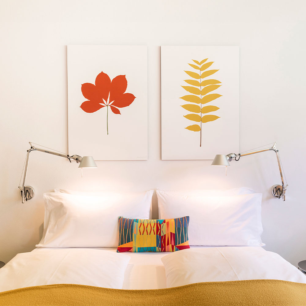 Die Tolomeo Wall Wandleuchte mit zwei Gelenken für maximale Flexibilität, erhältlich in Aluminium, Schwarz und Weiß – ideal für Schreibtische und Arbeitsbereiche.