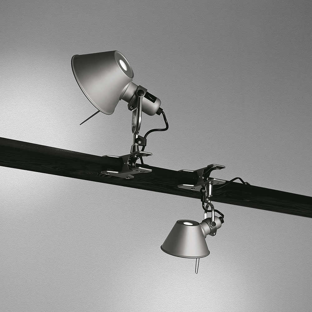 Die Tolomeo Pinza Klemmleuchte in zwei Größen: Standard mit 170 mm Reflektor und Micro mit 140 mm, erhältlich in Aluminium oder farbenfrohen Varianten.
