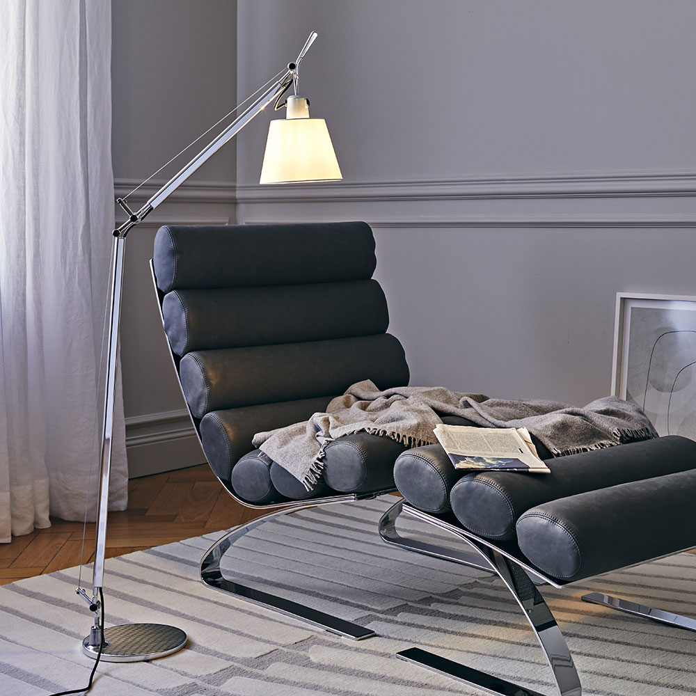 Die Tolomeo Basculante-Leuchte mit transluzentem Pergamentschirm für eine sanfte und diffuse Lichtverteilung, ideal für gemütliche und entspannte Raumatmosphären.