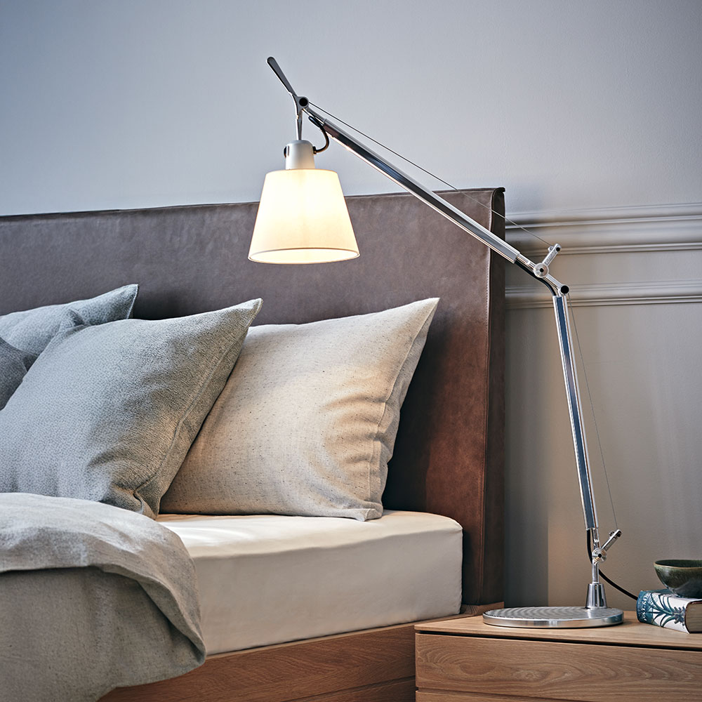 Die Tolomeo Basculante-Leuchte mit innovativem Pergamentschirm, der eine sanfte, diffuse Lichtverteilung bei gleichzeitig präziser Ausrichtung ermöglicht – ideal für Arbeits- und Wohnräume.
