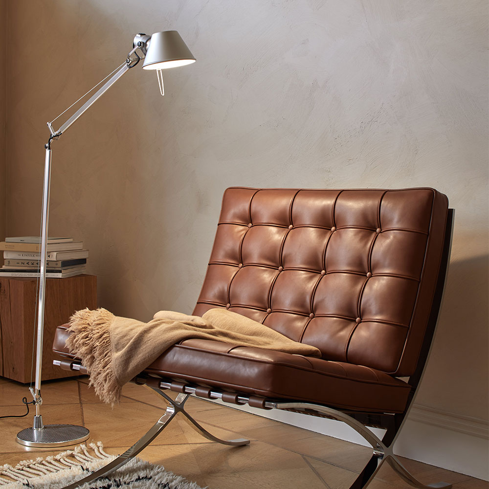 Die Tolomeo Lettura Stehleuchte – eine elegante und flexible Leseleuchte mit einem verstellbaren Gelenk, erhältlich in Aluminium oder Schwarz. Ideal für fokussiertes Lesen und Arbeiten in kleinen Räumen.