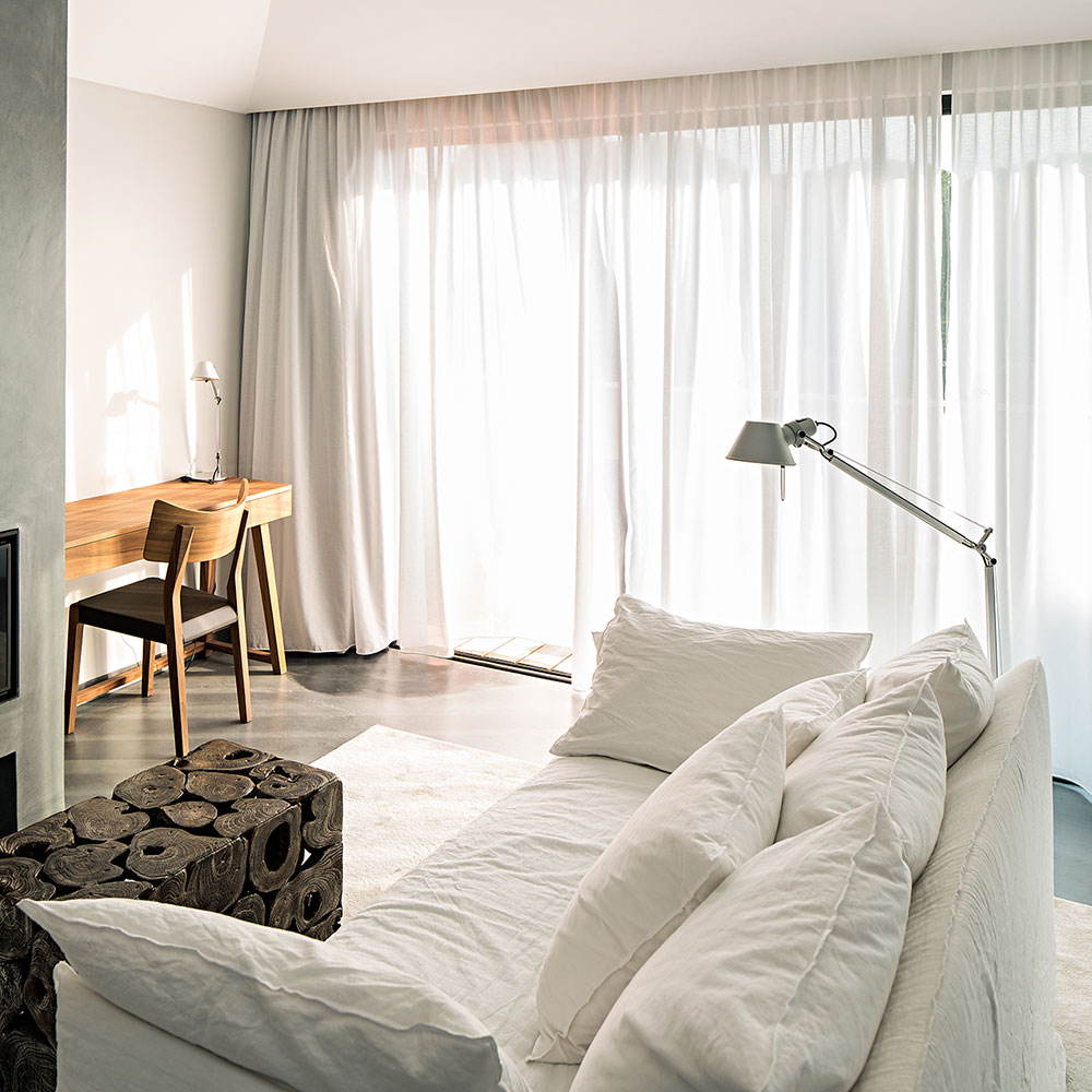 Artemide Tolomeo Lettura – komfortable Leseleuchte für Wohnzimmer und Leseecken Artemide Tolomeo Lettura Stehleuchte mit gerichtetem Leselicht und indirektem Lichtanteil nach oben, ideal für Wohnzimmer, Lese- und Relaxbereiche, mit E27-Fassung für LED-Leuchtmittel bis ca. 1.000 Lumen und flexibel ausrichtbarem Leuchtenkopf