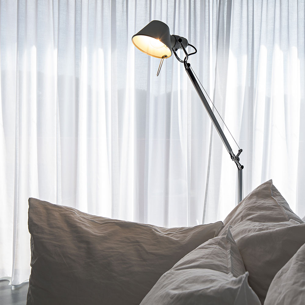 Artemide Tolomeo Lettura – ikonische Design-Leseleuchte mit 5-Jahres-Garantie Artemide Tolomeo Lettura Leseleuchte aus Aluminium mit flexiblem Seil- und Federsystem, E27-Fassung für frei wählbare Leuchtmittel und komfortabler Bedienung am Leuchtenkopf, inklusive 5-jähriger Herstellergarantie von Artemide