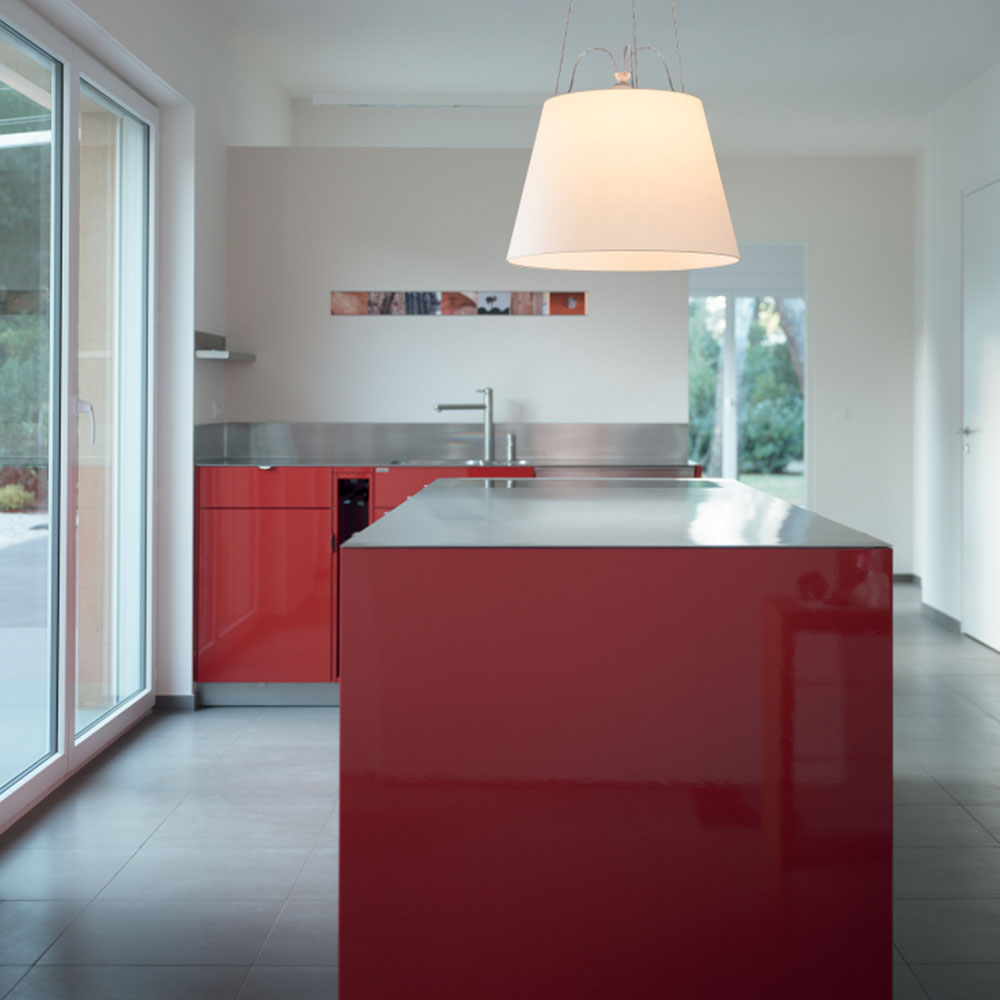 Die Tolomeo Mega Pendelleuchte in 42 cm und 52 cm Durchmesser, mit Schirmen in Pergament, Satin Grau oder Schwarz – ideal für Wohn- und Geschäftsräume.
