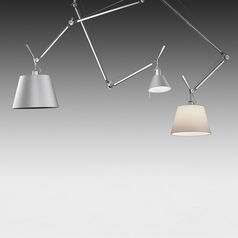 Die Tolomeo Decentrata und Due Bracci Deckenleuchten vereinen Funktionalität und Design. Sie bieten flexible Beleuchtungslösungen für Wohn- und Arbeitsräume, von stimmungsvoller Atmosphäre bis hin zu präziser Ausleuchtung.