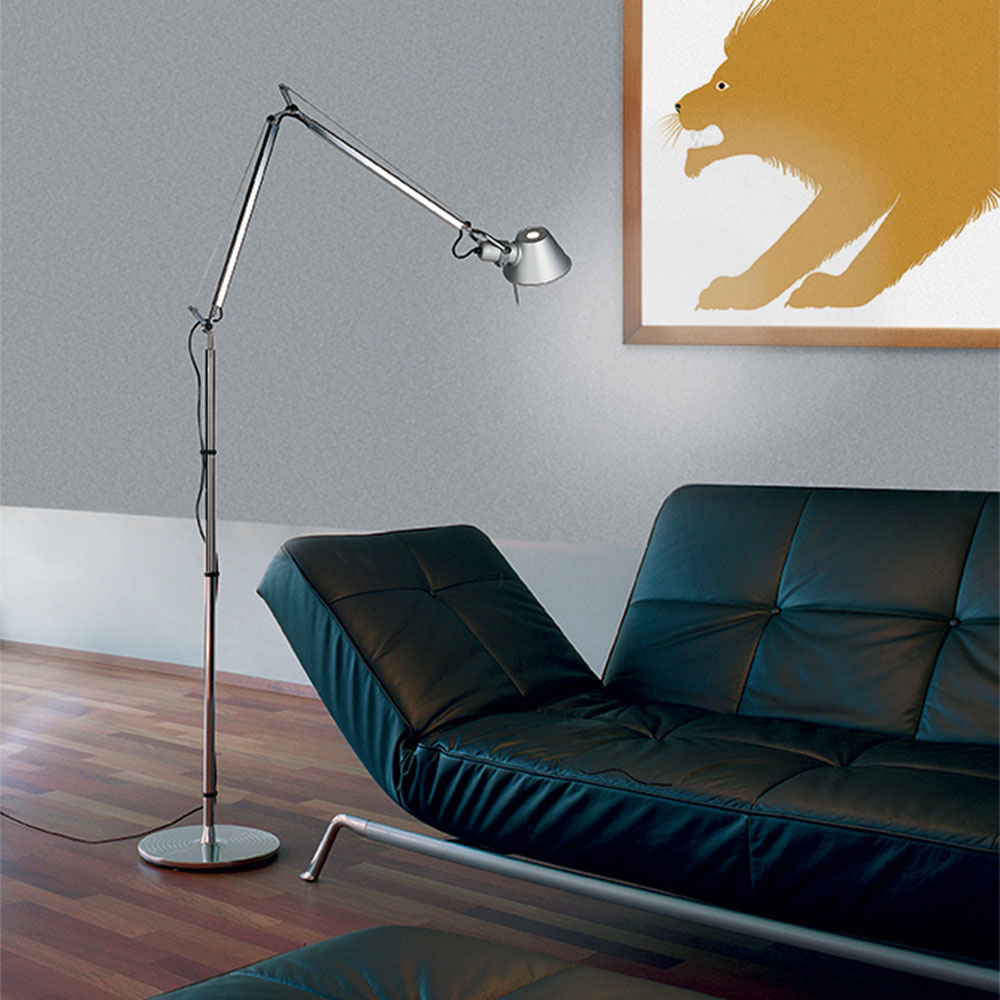 Die Tolomeo Terra Stehleuchte – eine stilvolle und flexible Leseleuchte mit drei Gelenken und 360° drehbarem Leuchtenkopf, erhältlich in Aluminium, Schwarz oder Weiß. Ideal für präzise Beleuchtung im Wohn- oder Arbeitsbereich.