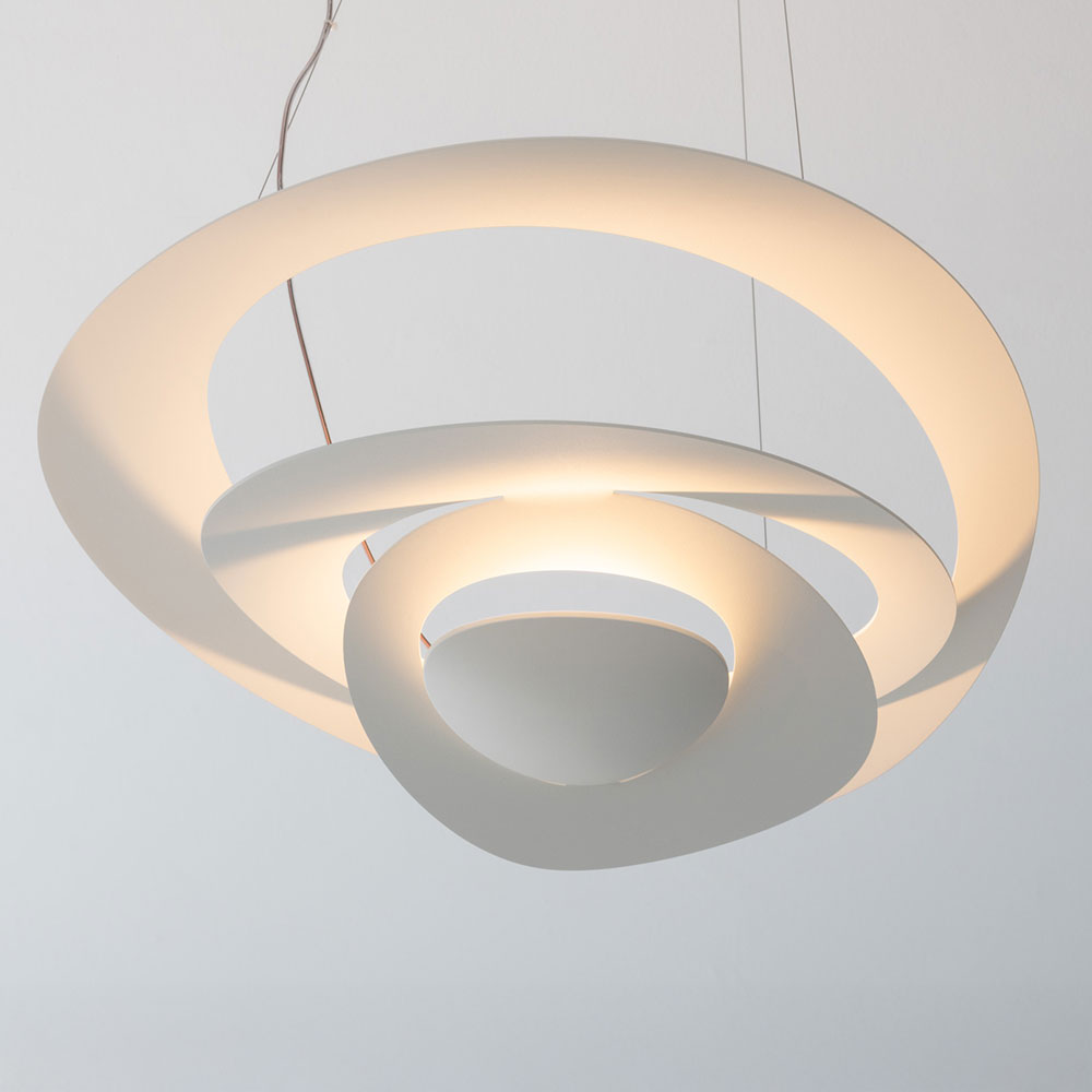 FLOS 2097 Kronleuchter bei lampenonline.de Der FLOS 2097 Kronleuchter zeichnet sich durch seine Energieeffizienz aus, da er standardmäßig mit energiesparenden LED-Leuchtmitteln ausgestattet ist, die jeweils nur 2,7 W Leistung benötigen