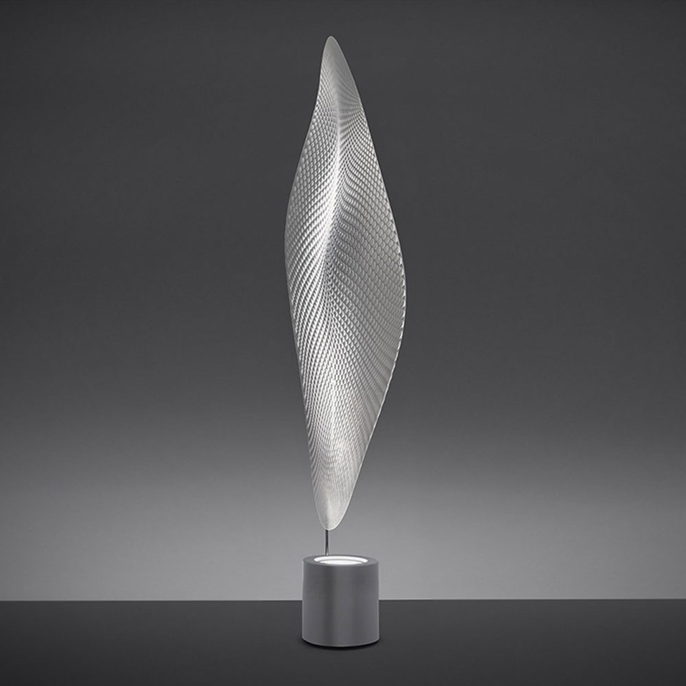Artemide Cosmic Leaf Stehleuchte bei lampenonline.de. Die Cosmic Leaf Terra Stehleuchte ist ein au&szlig;ergew&ouml;hnliches Designobjekt, das die Handschrift des Star-Designers Ross Lovegrove tr&auml;gt. Sie wirkt wie ein aus einer anderen Welt stammendes, mit Reptilsch