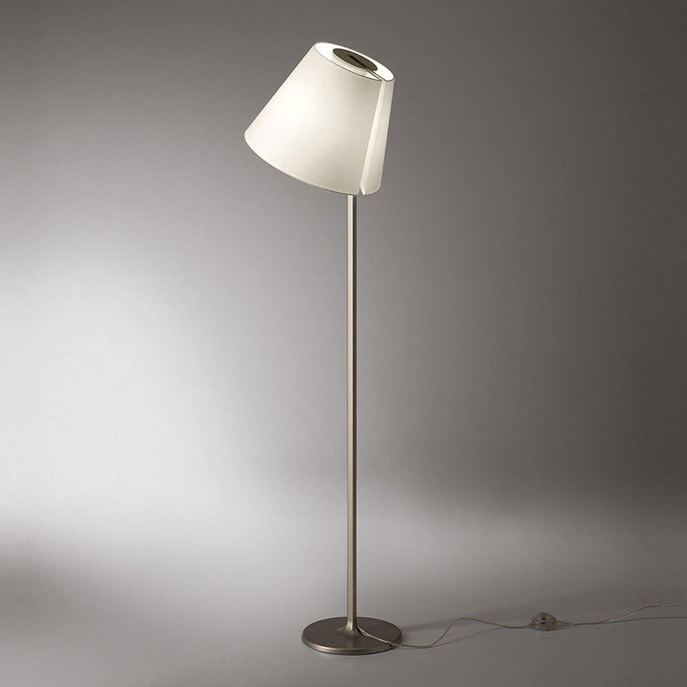 Artemide Melampo Stehleuchte bei lampenonline.de. Die Besonderheit der Melampo Terra liegt in der freien Ausrichtbarkeit des Leuchtenschirms in drei Positionen, was sie sehr flexibel und vielseitig einsetzbar macht.