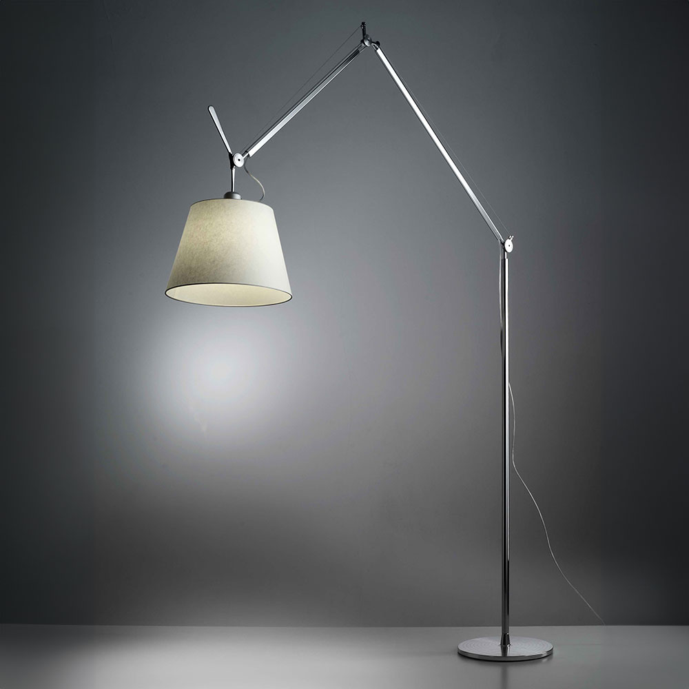 Tolomeo Mega Terra bei lampenonline.de Die Tolomeo Mega Terra Reihe wurde 2004 in die Tolomeo Familie aufgenommen und eignet sich hervorragend f&uuml;r zoniertes Leselicht neben Sofa und Sessel.