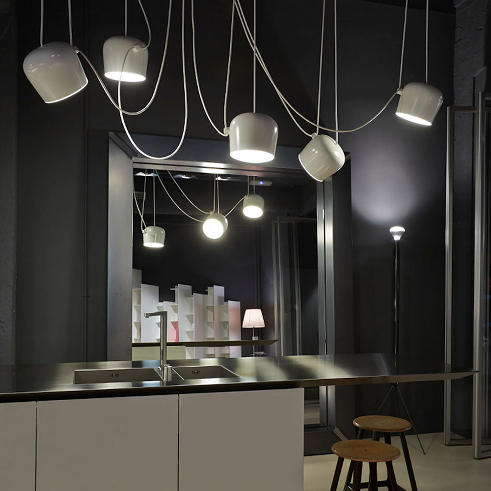 FLOS Aim LED Pendelleuchten bei lampenonline.de. Ein weiterer junger aber sehr bekannter Klassiker ist die Aim Pendelleuchte der Designer Brüder Ronan & Erwan Bouroullec, die mit ihrem innovativen Kabelkonzept neue Maßstäbe in der Leuchtengestaltung setzt