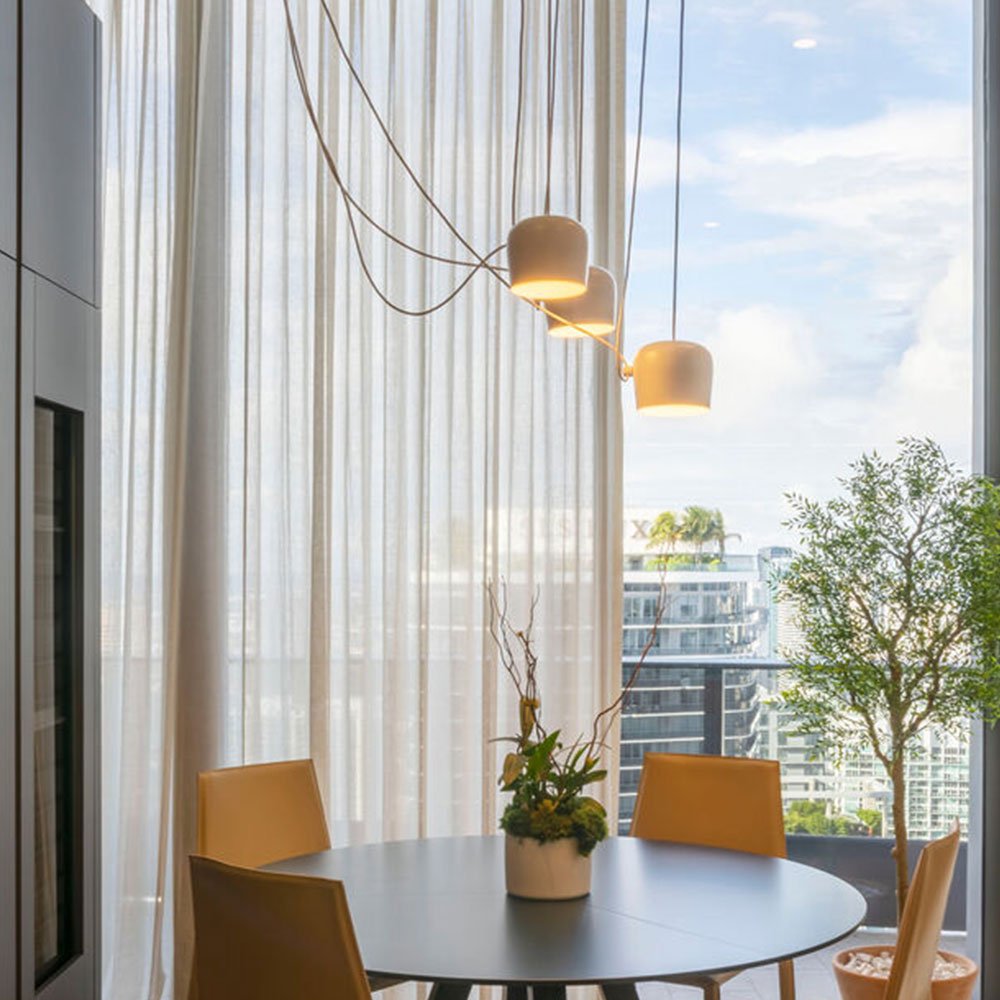 FLOS Aim Small LED Pendelleuchte bei lampenonline.de. Mit einer beeindruckenden Kabellänge von 9 Metern bietet sie maximale Flexibilität bei der Installation. Die Leuchte kann bis zu 3 Meter von der Decke abgehängt werden