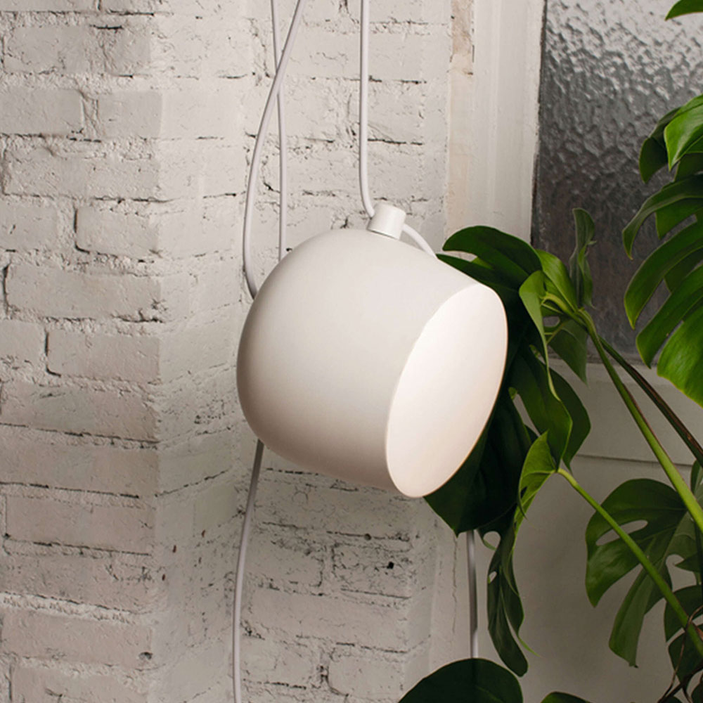 FLOS Aim Small Pendelleuchte bei lampenonline.de. Der italienische Leuchtenhersteller FLOS bietet die Aim Pendelleuchte in zwei klassischen Farbvarianten an: Schwarz und Weiß