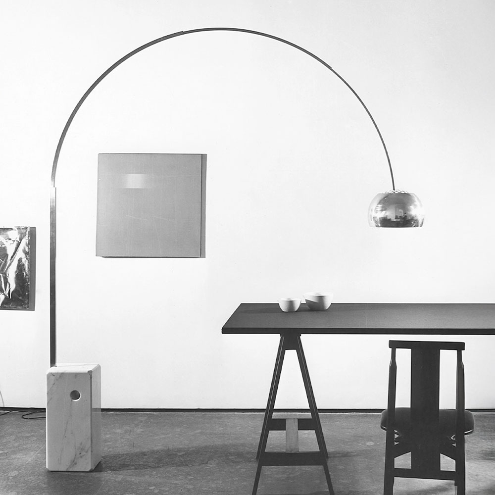 FLOS Arco Bogenleuchte bei lampenonline.de. Die FLOS Arco Bogenleuchte hat sich seit ihrer Einführung 1962 als absoluter Design-Klassiker etabliert und genießt einen beispiellosen Kultstatus.