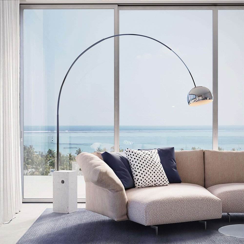 FLOS Arco LED-Bogenleuchte mit warmwei&szlig;em Licht, 1.224 Lumen und Informationen zu Lichtwirkung, Energieeffizienz sowie passenden Wohn- und Essbereichen.