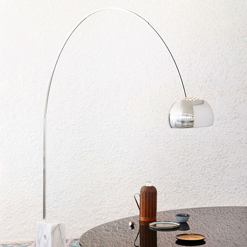 FLOS Arco LED-Bogenleuchte mit Informationen zu Reinigung, Garantie, fest integriertem LED-Modul sowie den Vorteilen des Designklassikers von FLOS.