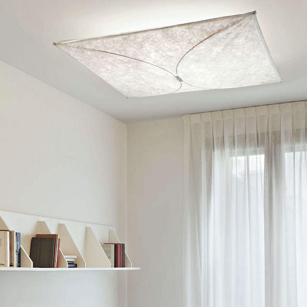 FLOS Ariette Wandleuchte bei lampenonline.de Die FLOS Ariette wird in zwei unterschiedlichen Größenvarianten angeboten. Das Modell Ariette 1 präsentiert sich mit Maßen von 800 × 800 mm und einer Höhe von 200 mm, während die größere Variante Ariette 2 beei