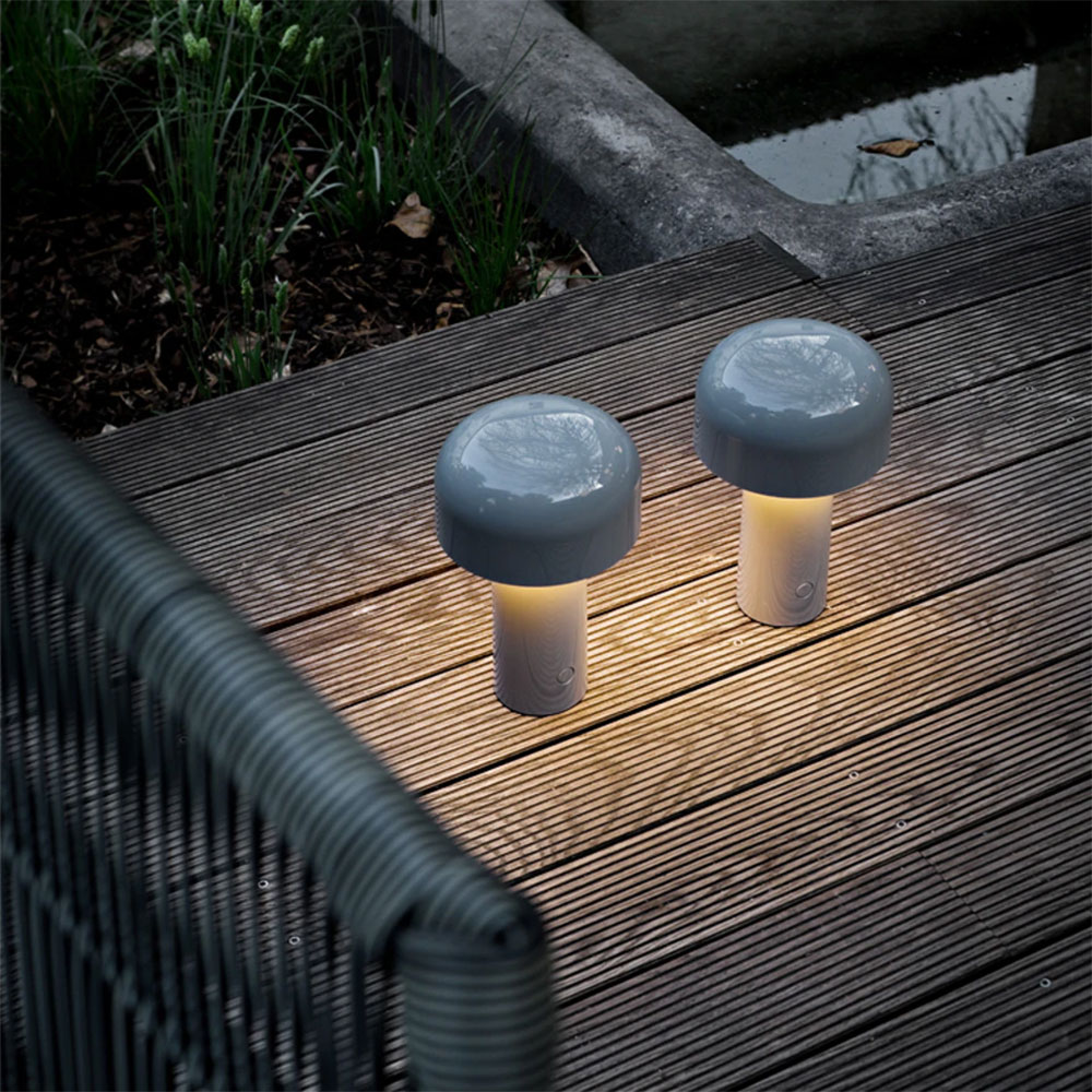 FLOS Bellhop LED Tischlampe bei lampenonline.de. Der leistungsstarke Akku der FLOS Bellhop LED-Tischleuchte gewährleistet eine beeindruckende Betriebsdauer von bis zu 24 Stunden.