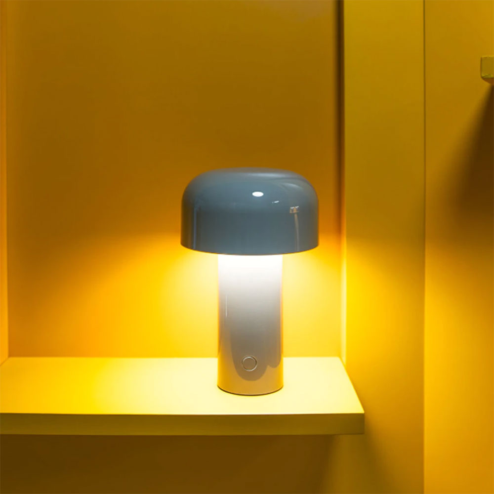 FLOS Bellhop LED Akkuleuchte bei lampenonline.de. Die FLOS Bellhop Tischleuchte verfügt über einen integrierten Schalter im unteren Bereich der Basis, der sich harmonisch in das minimalistische Design einfügt. 