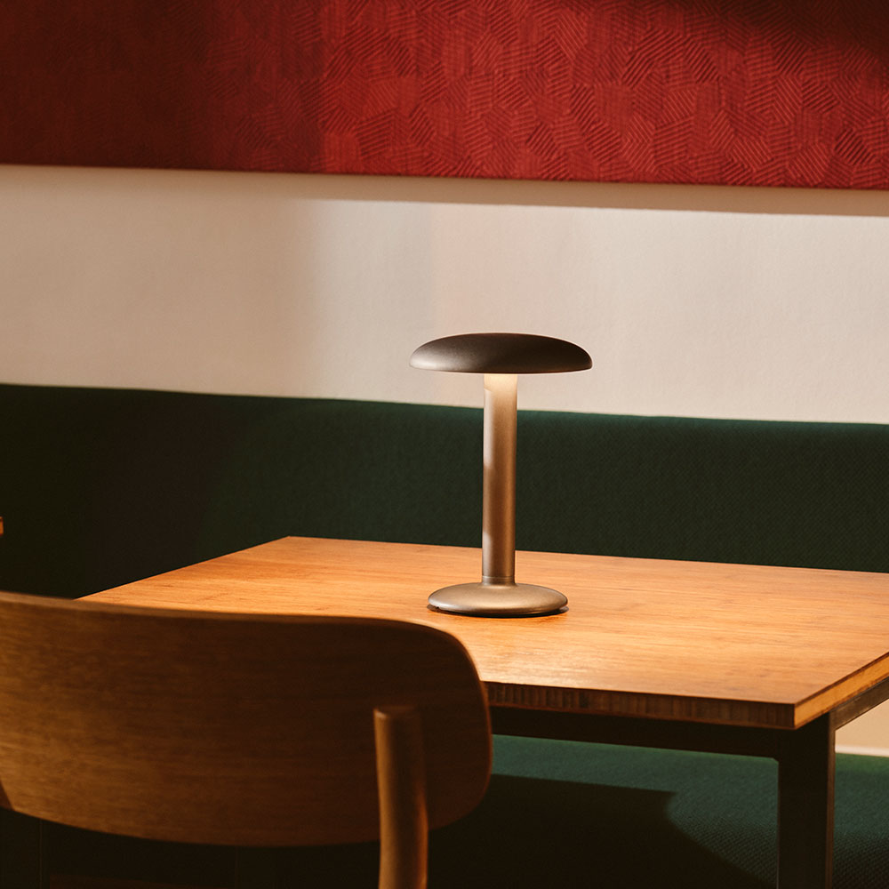 Die FLOS Gustave Residential LED-Akkuleuchte bei lampenonline.de. Die Gustave Residential überzeugt durch ihre innovative Lichttechnologie und außergewöhnliche Lichtverteilung. Das patentierte Linsensystem ermöglicht eine asymmetrische 360°-Abstrahlung 