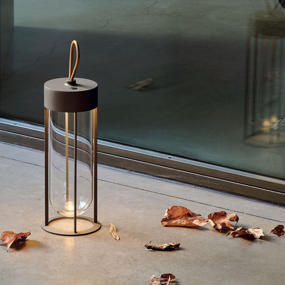 Die FLOS In Vitro Unplugged LED-Akkuleuchte bei lampenonline.de. Die In Vitro Unplugged zeichnet sich durch ihr besonders diffuses, weiches Licht aus, das durch den opal weißen Diffusor harmonisch in den Raum strahlt. 