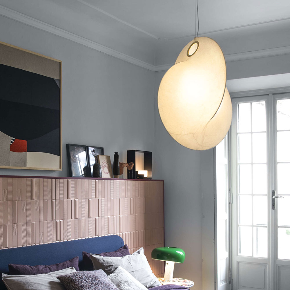 FLOS Overlap Pendelleuchte bei lampenonline.de. Mit der Overlap Serie hat der zypriotische Designer Michael Anastassiades Leuchten geschaffen, die in ihrer Formsprache von der Natur inspiriert sind.