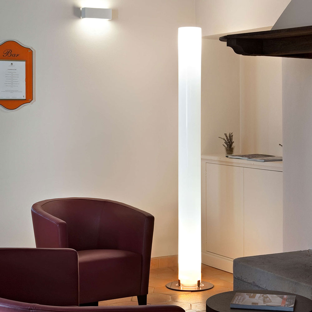 FLOS Stylos Stehleuchte bei lampenonline.de Die FLOS Stylos präsentiert sich mit einem zylindrischen Diffusor, gefertigt aus hochwertigen Materialien wie Methacrylat und Stahl.