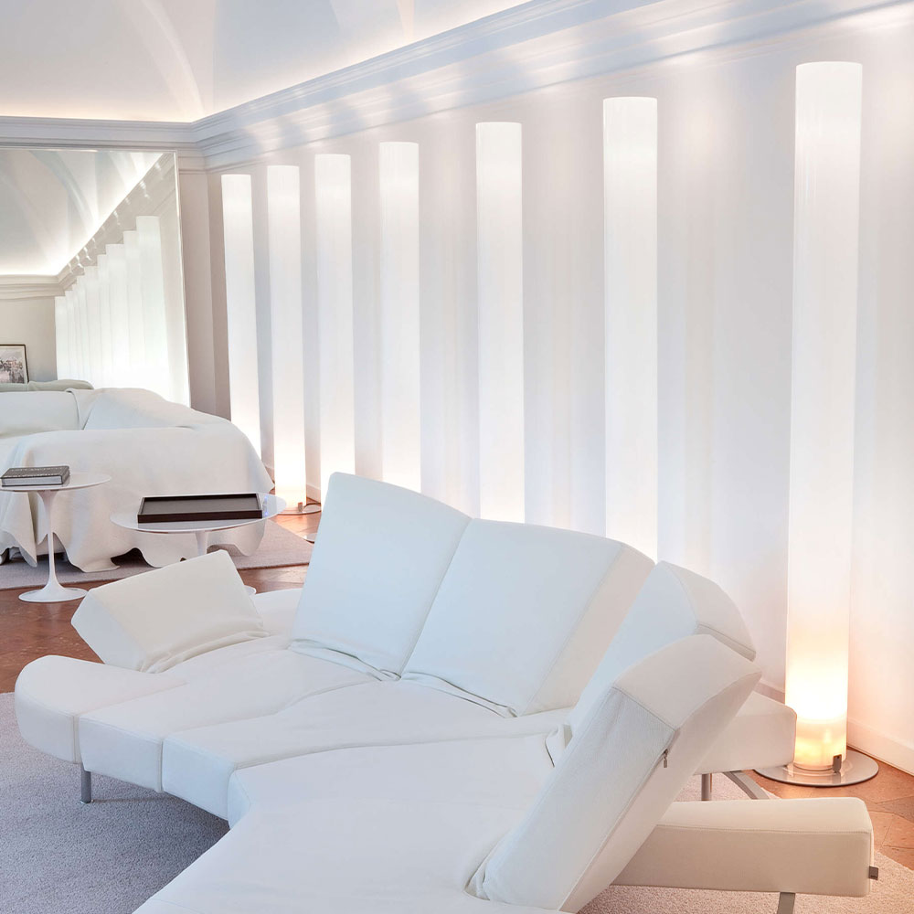 FLOS Stylos Stehlampe bei lampenonline.de Der Spektralfarbenauswurf im unteren Zylinderbereich, der durch die Infrarotbeschichtung der Sockellampe erzeugt wird, schafft eine einzigartig warme und behagliche Atmosphäre.