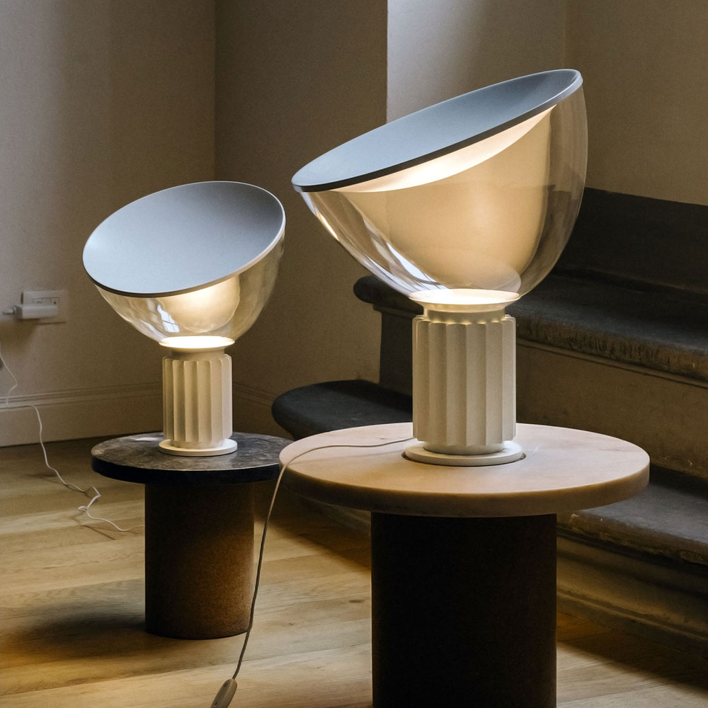 FLOS Taccia Tischlampe bei lampenonline.de. Beide Modelle der Taccia-Familie zeichnen sich durch ihre hochwertige, italienische Fertigung aus. Sie erzeugen durch ihre durchdachte Konstruktion ein besonders stimmungsvolles, indirektes und reflektiertes Lic