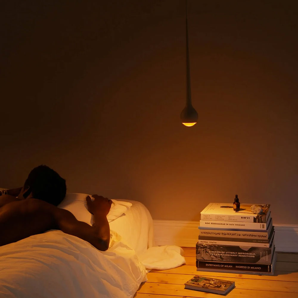 Falling Sun Leuchte – Sanft dimmbares Licht mit wärmer werdender Farbtemperatur dank Ultra Warm Dim. Falling Sun Pendelleuchte von GRAU mit Phasenabschnittsdimmer steuerbar – dimmbares LED-Licht mit Ultra Warm Dim für stimmungsvolle Lichtverläufe.