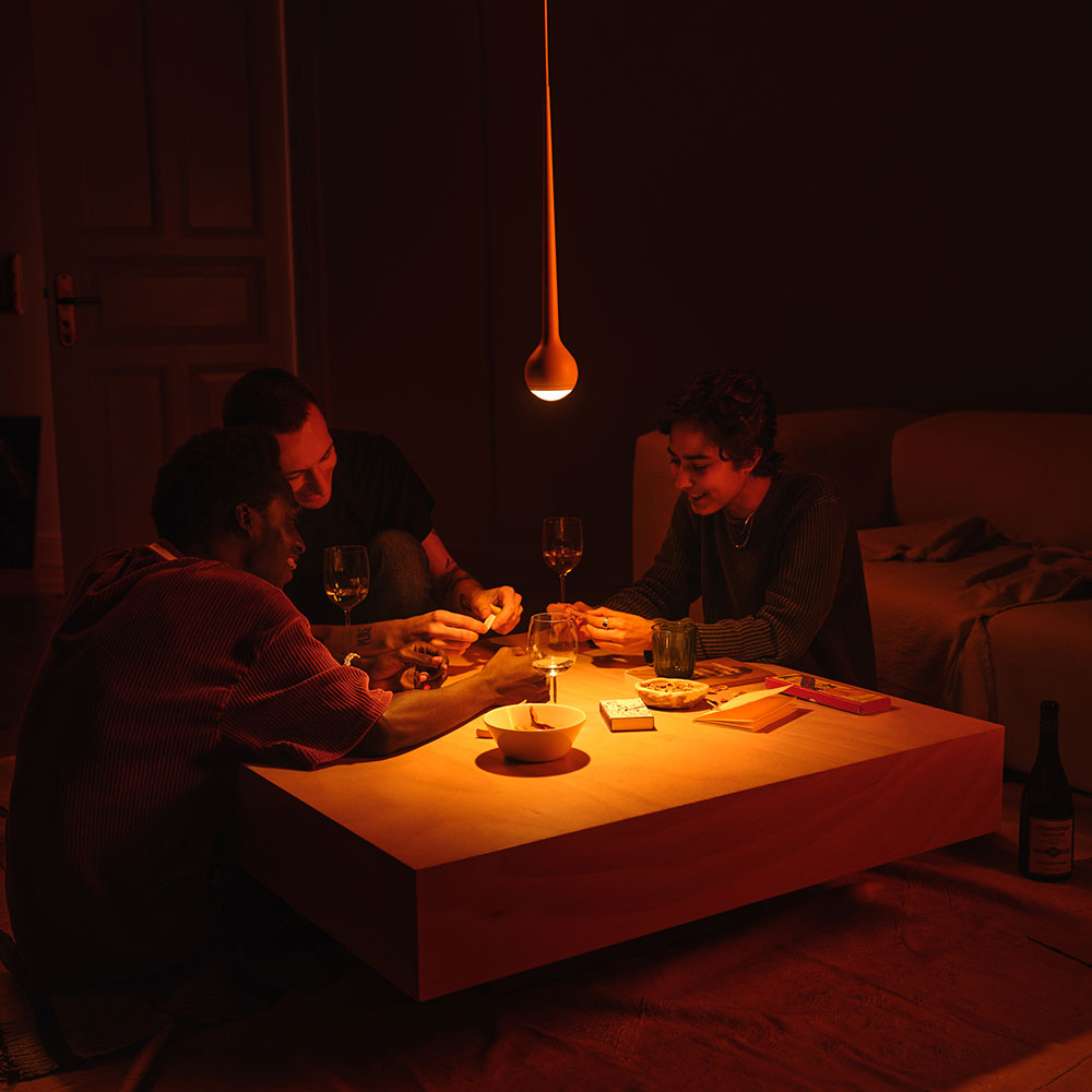 Falling Sun Serie von GRAU – LED-Pendelleuchten mit emotionalem Licht und ikonischem Design. Falling Sun LED-Pendelleuchte von GRAU mit tropfenförmigem Design und stimmungsvoller Lichtwirkung – modernes Highlight für stilvolle Wohnräume.