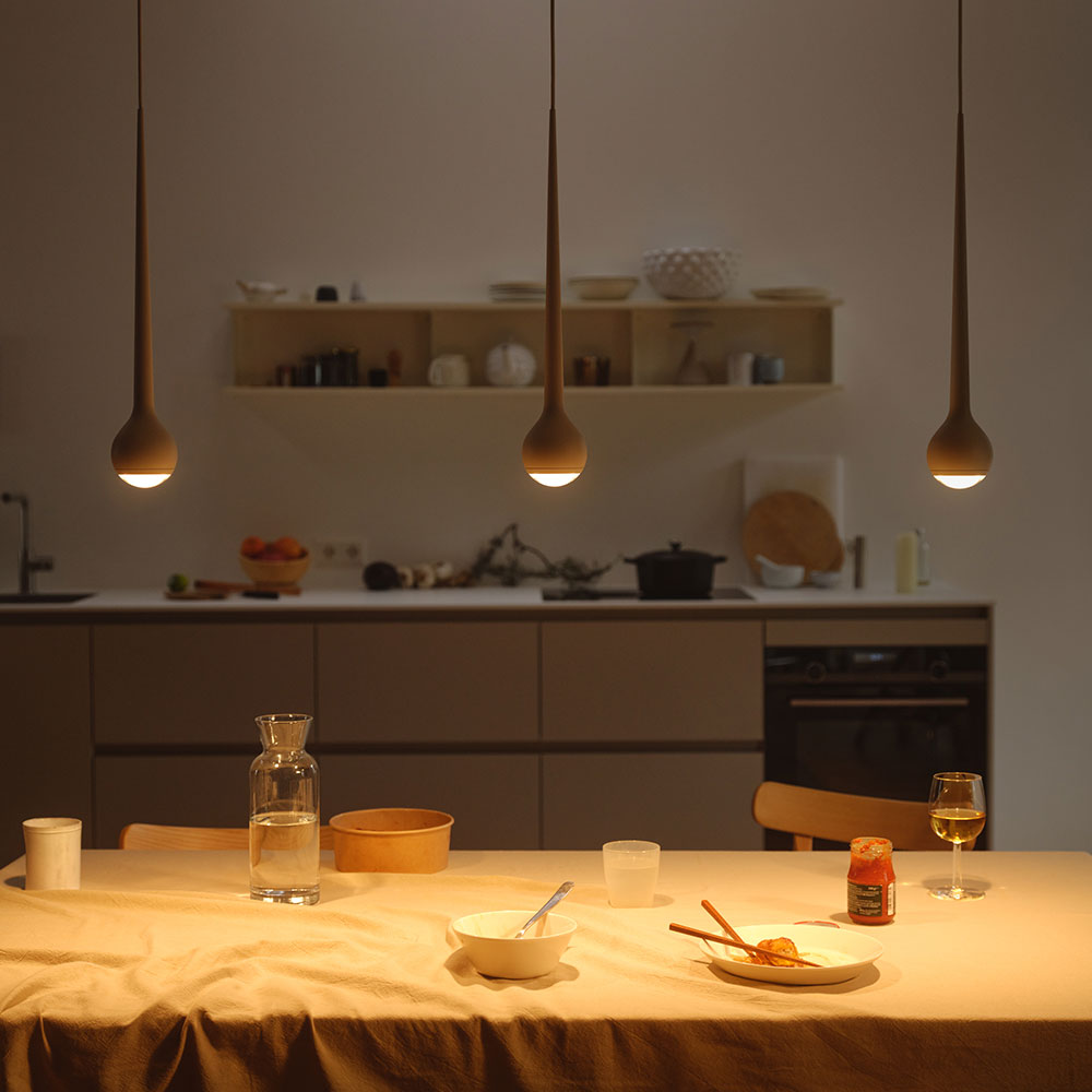 Falling Sun Serie von GRAU – Pendelleuchten in drei Varianten mit variabler Höhe und stilvoller Traverse. Falling Sun LED-Pendelleuchten von GRAU in Einzel-, Doppel- und Dreifach-Varianten – elegantes Design mit verstellbarer Pendellänge für flexible Raumgestaltung.