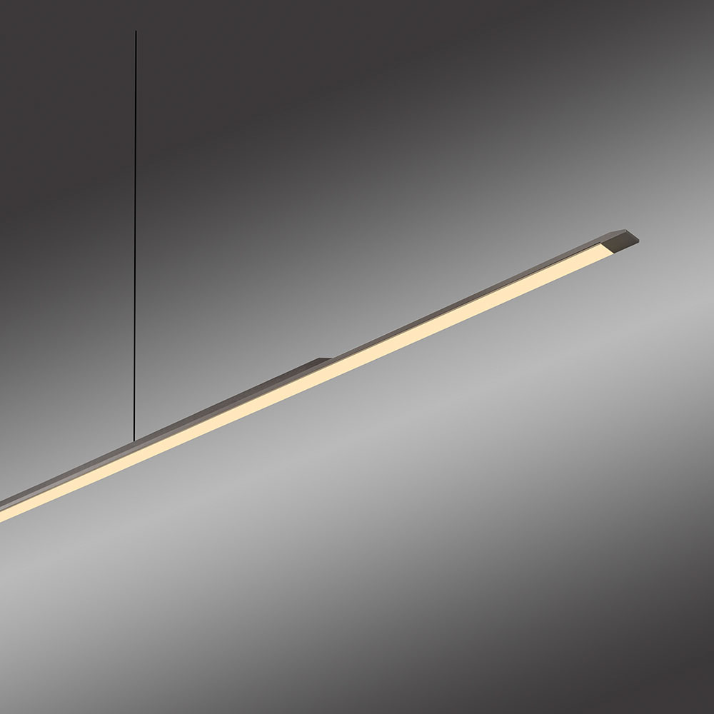 Unterschiede der Pure Surface Pendelleuchten: Modell 2301 mit 1250 mm Länge für mittlere Tische, Modell 2302 mit 1600 mm Länge für größere Tischflächen. Vergleich der Pure Surface Pendelleuchten: 2301 mit 1250 mm Länge und 1870 Lumen für mittlere Tische, 2302 mit 1600 mm Länge und 2650 Lumen für größere Tischbereiche.