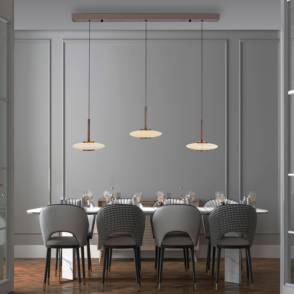Die Pure Vitrum 2083 Pendelleuchte &uuml;berzeugt mit drei eleganten Glasschirmen, einer Gesamtbreite von 1000 mm und einem stimmungsvollen Up- und Downlight. Mit 34 Watt Leistung, 3399 Lumen Lichtstrom, einem CRI > 90 sowie variabler H&ouml;henverstellung.