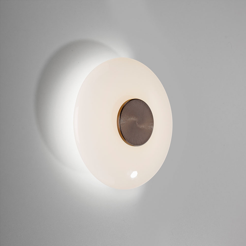 Die Pure Vitrum 6082 LED-Leuchte mit 220 mm Durchmesser und 82 mm Tiefe eignet sich flexibel f&uuml;r Wand- oder Deckenmontage.