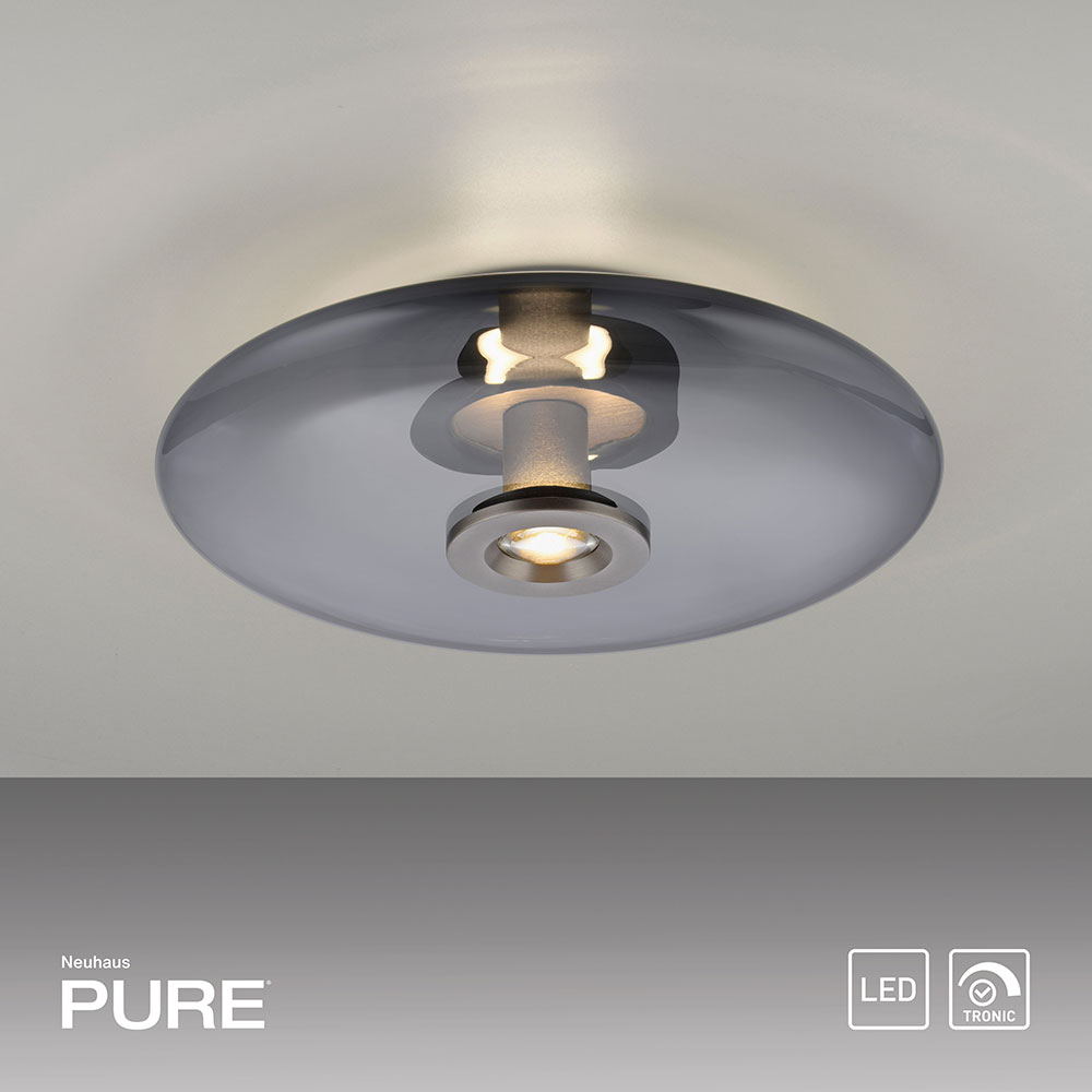 Die Pure Vitrum 6083 LED-Deckenleuchte mit 450 mm Durchmesser und 130 mm H&ouml;he sorgt mit warmwei&szlig;em Licht f&uuml;r eine angenehme Raumbeleuchtung. Erh&auml;ltlich in rauchgrauem oder opal gl&auml;nzendem Glas mit passendem Metallkorpus in Grau oder Dunkelbraun.