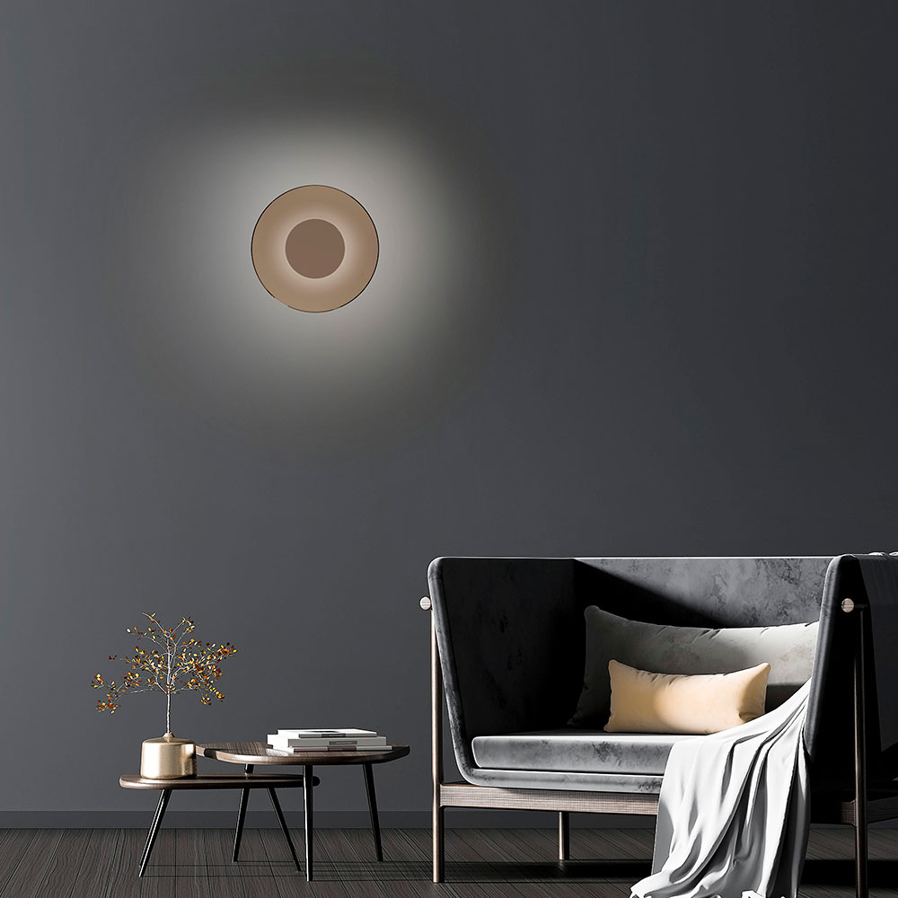 Pure Moon 9594 Wandleuchte – Edles Amberglas und Bronze für harmonische Wandbeleuchtung mit dimmbarem, indirektem Licht Pure Moon 9594 Wandleuchte mit 320 mm Durchmesser und Amberglas – dimmbar, mit indirektem, warmweißem Licht (2700 K), ideal für Flure und Akzentbeleuchtung in Wohnbereichen, hohe Farbwiedergabe (CRI > 90)