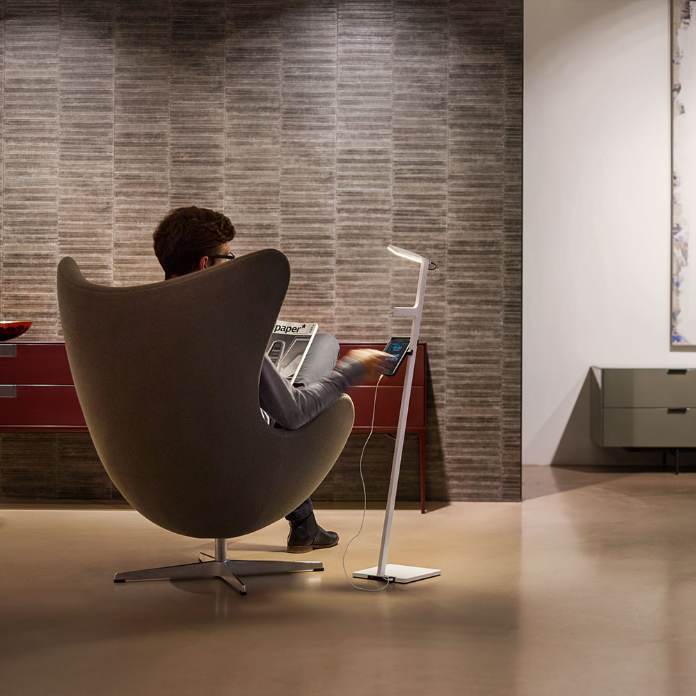 Nimbus Roxxane Leggera 101 CL LED-Leseleuchte als kabellose Steh- und Arbeitsplatzleuchte in Wohn- und Leseecken, Schlafzimmern oder Lounge-Bereichen. Die Darstellung zeigt gerichtetes, nach unten abstrahlendes Leselicht.