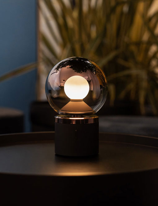 Occhio Luna pura – Unabhängiges Licht für zuhause & unterwegs Hochwertige, mobile LED-Leuchte mit stufenlos einstellbarer Lichtfarbe