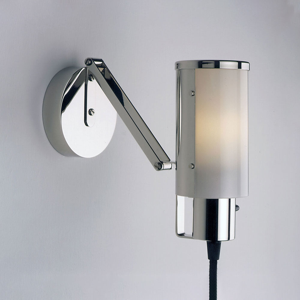 Tecnolumen Wagenfeld WNL 30 – Flexible Bauhaus Mehrzweckleuchte Wagenfeld WNL 30 Mehrzweckleuchte von Tecnolumen mit Gelenken und opalem Glasschirm im Bauhaus Design