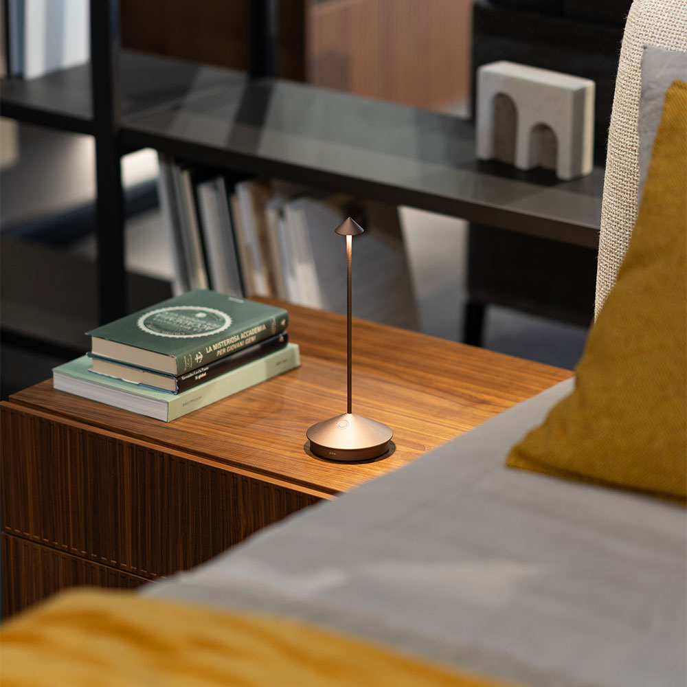 Zafferano Pina Pro LED-Akkuleuchte mit moderner, kabelloser Bauweise und Touch-Bedienung am Sockel. Die Darstellung zeigt das stufenlose Dimmen sowie das Ein- und Ausschalten &uuml;ber die ber&uuml;hrungsempfindliche Touch-Fl&auml;che.